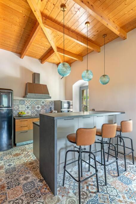 Villa Aiolia Kondoyenádha 外观 照片