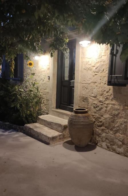 Villa Aiolia Kondoyenádha 外观 照片