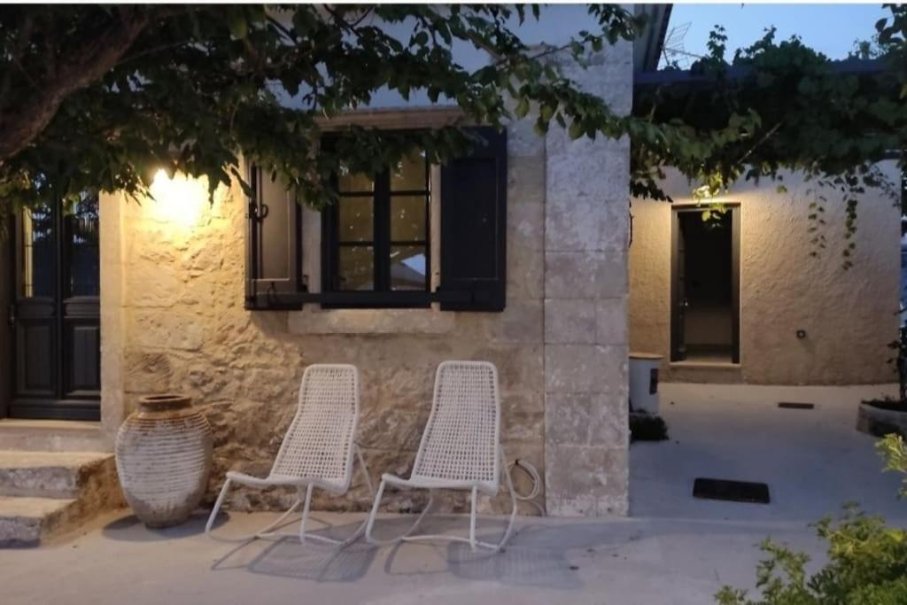 Villa Aiolia Kondoyenádha 外观 照片